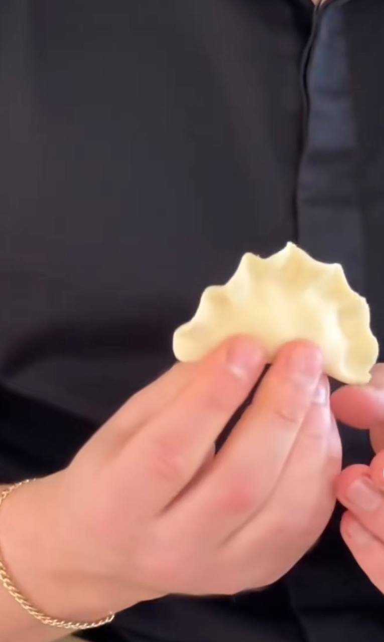 Український шеф-кухар показав 3 оригінальні способи ліплення вареників (відео)